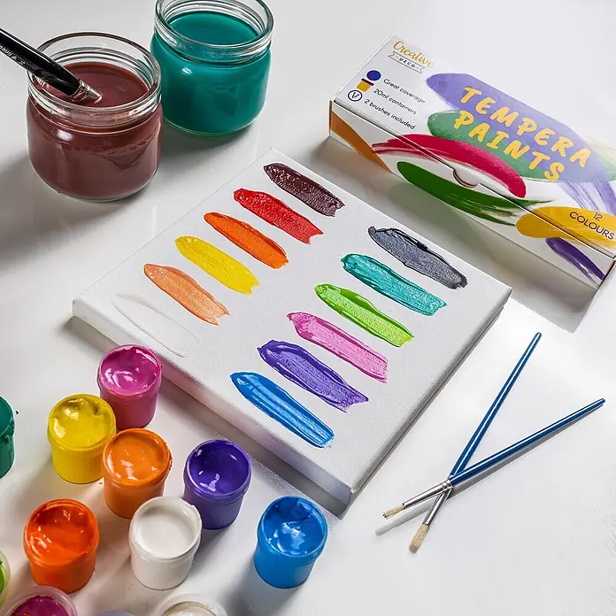 Creative Deco Gouachefarben-Set CD12x20 - Mehrfarbig - 12 bunte Temperafarben in Gläsern, mit Pinseln und einer Leinwand mit Farbmustern, für ein Kunstprojekt.