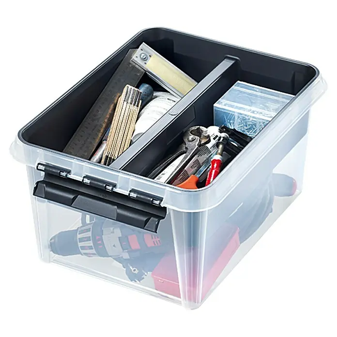 SmartStore Aufbewahrungsbox Classic 31 - L x B x H: 50 x 39 x 26 cm, Kunststoff, Transparent - Ein durchsichtiger Werkzeugkasten mit schwarzem Deckel, gefüllt mit verschiedenen Werkzeugen und Zubehör.