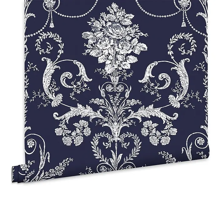 Laura Ashley Vliestapete Vliestapete Josette Damast - Dunkelblau, Ornament, 10 x 0,52 m - Rolle marineblauer Tapete mit einem patinierten weißen Blumen- und Barockmuster.