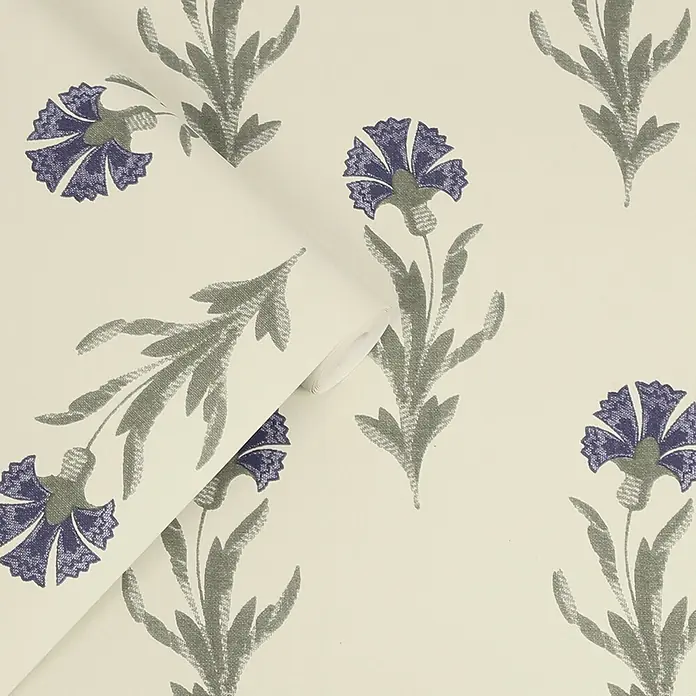 Laura Ashley Vliestapete Vliestapete Löwenzahn - Blau, Floral, 10 x 0,52 m - Tapetenrolle mit blauem Blumenmuster und graugrünen Blättern auf cremefarbenem Hintergrund.