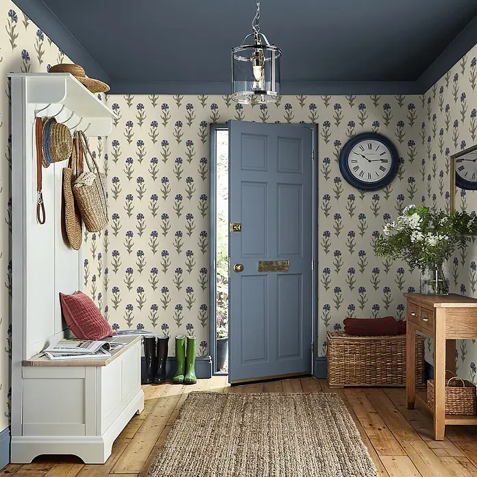 Laura Ashley Vliestapete Vliestapete Löwenzahn - Blau, Floral, 10 x 0,52 m - Einladender Eingangsbereich mit heller Blumentapete, marineblauer Decke und passender blauer Haustür.