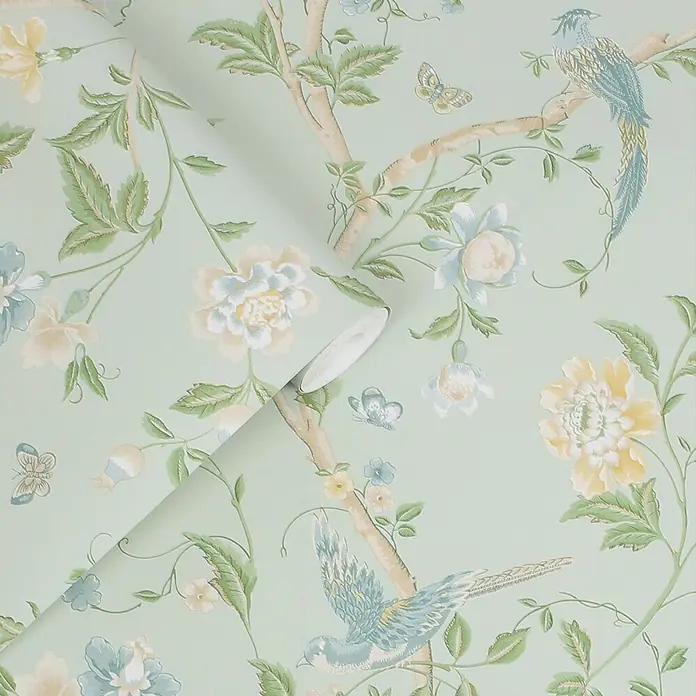Laura Ashley Vliestapete Vliestapete Sommerpalast - Grün, Floral - Hellgrüne Tapete mit Chinoiserie-Vogel- und Blumenmuster, teilweise abgerollt.