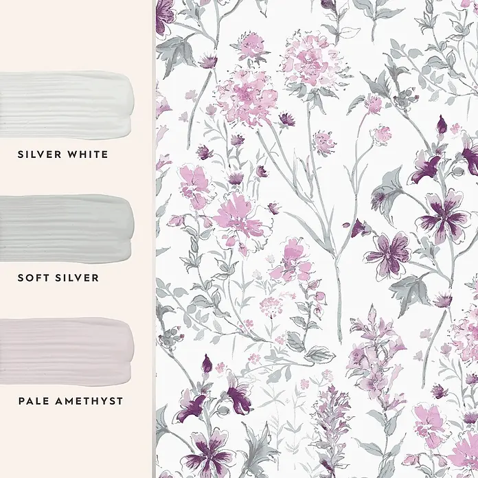 Laura Ashley Vliestapete Vliestapete Wilde Wiese - Rosa/Weiß, Floral - Florale Tapete mit rosa, lila und grauen Blumen, präsentiert mit silberweiß, softsilber und blassem Amethyst Farbmustern.