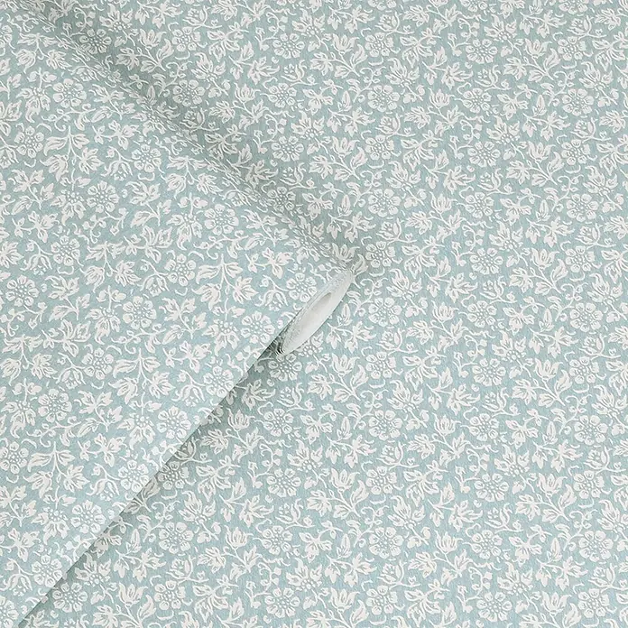 Laura Ashley Vliestapete Vliestapete Süßes Alyssum - Hellblau, Floral, 10 x 0,52 m - Hellblaue Tapetenrolle mit weißem Blumenmuster, teilweise abgerollt.