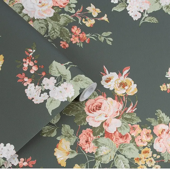 Laura Ashley Vliestapete Rosemore - Dunkelgrün, Floral, 1.000 x 52 cm - Ausgerollte dunkelgrüne Tapete mit Vintage-Blumenmuster aus rosa, pfirsichfarbenen, weißen und gelben Blüten und grünen Blättern.