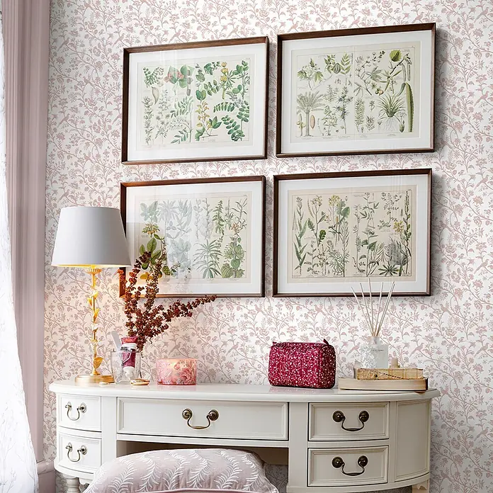 Laura Ashley Vliestapete Vliestapete Hirtentäschel - Rosa, Floral - Rosafarbene Tapete mit filigranem Blumen- und Vogelmuster an einer Zimmerwand.