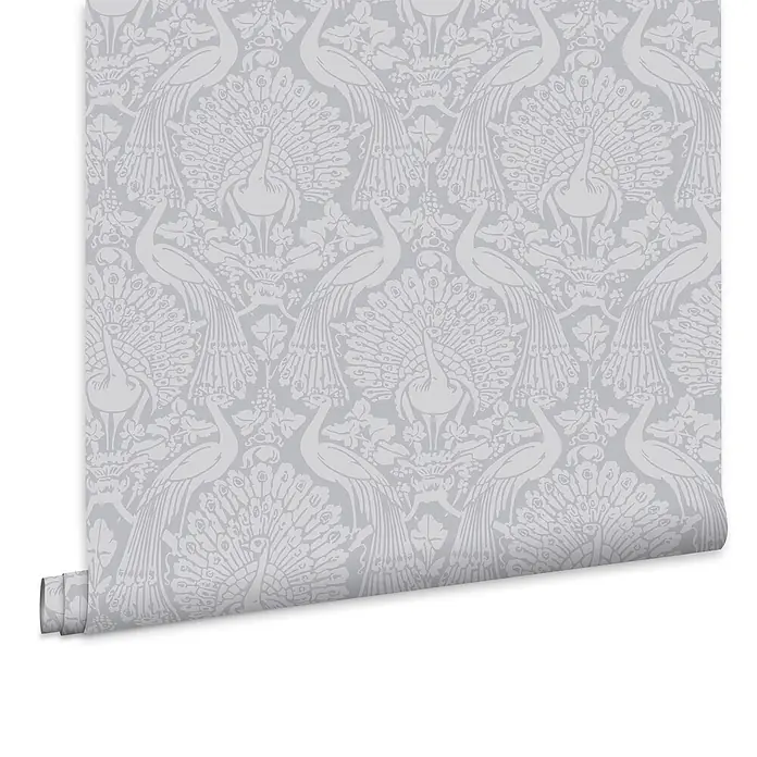 Laura Ashley Vliestapete Pfauendamast - Grau, Tieroptik, 1.000 x 52 cm - Hellgraue Tapetenrolle mit sich wiederholendem Pfauen- und Blumenmuster.