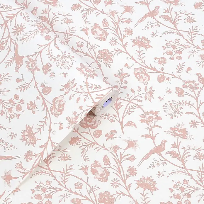 Laura Ashley Vliestapete Vliestapete Hirtentäschel - Rosa, Floral - Rosa-weiß gemusterte Tapete mit Blumen und Vögeln, teilweise abgerollt.