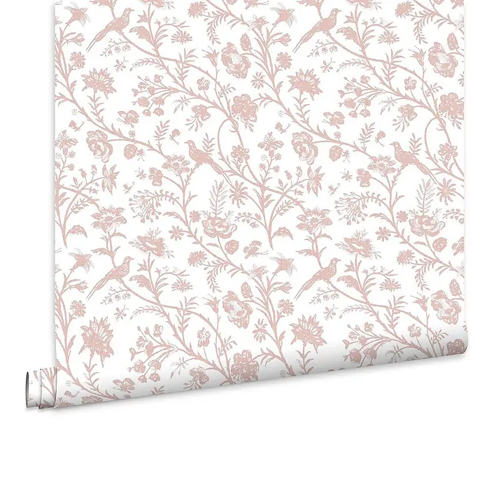 Laura Ashley Vliestapete Vliestapete Hirtentäschel - Rosa, Floral - Tapetenrolle mit zartem rosa Blumen- und Vogelmuster, teilweise abgerollt.