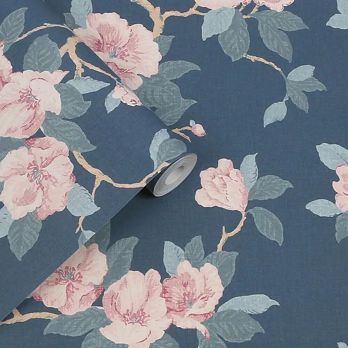 Laura Ashley Vliestapete orientalische Blüte - Blau, Floral, 1.000 x 52 cm - Blumenmuster-Tapetenrolle mit rosa Blüten und blaugrünen Blättern auf dunkelblauem Grund, teilweise abgerollt.