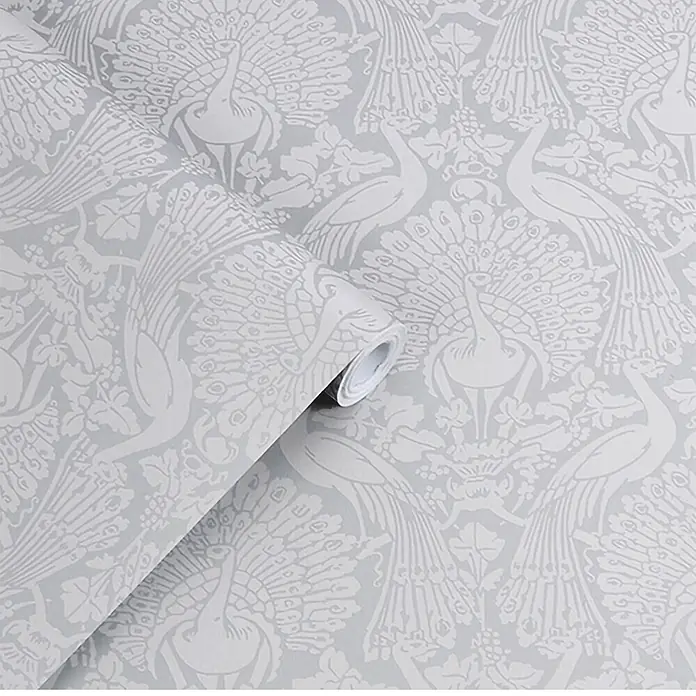 Laura Ashley Vliestapete Pfauendamast - Grau, Tieroptik, 1.000 x 52 cm - Hellgraue Tapetenrolle mit weißem Pfau- und Blumenmuster.