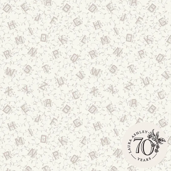 Laura Ashley Vliestapete Alphabet - Braun/Grau, Floral, 1.000 x 52 cm - Cremefarbenes Alphabetmuster mit taupefarbenen Buchstaben und zarten floralen Ranken, inklusive 'Laura Ashley 70 Years' Logo.