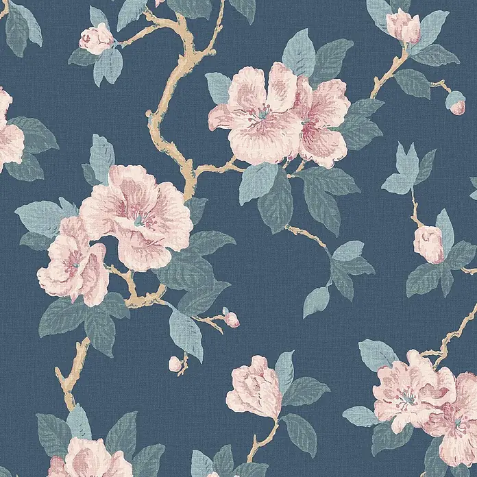 Laura Ashley Vliestapete orientalische Blüte - Blau, Floral, 1.000 x 52 cm - Florales Tapetenmuster auf tiefblauem Leinenstruktur-Hintergrund, mit rosa Blüten und blaugrünen Blättern auf braunen Zweigen.