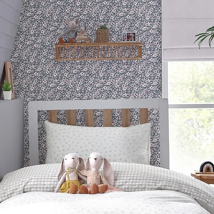 Laura Ashley Vliestapete Vliestapete Libby - Lila, Floral, 10 x 0,52 m - Florale Tapete mit kleinen weißen und rosa Blüten auf dunkelblauem Grund im Kinderzimmer.