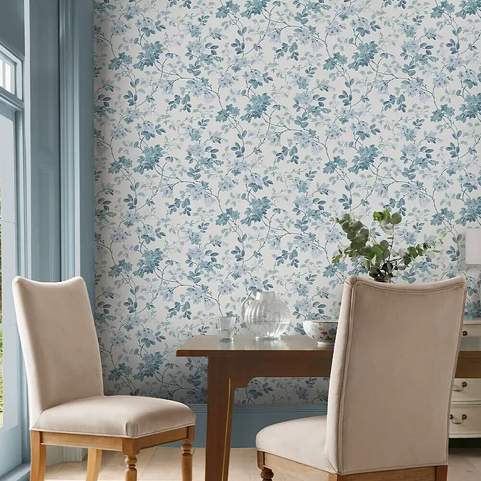 Laura Ashley Vliestapete Yewland Blumen - Blau, Ornament, 1.000 x 52 cm - Florale Tapete mit blau-grünem botanischem Muster auf hellem Grund in einem Esszimmer.