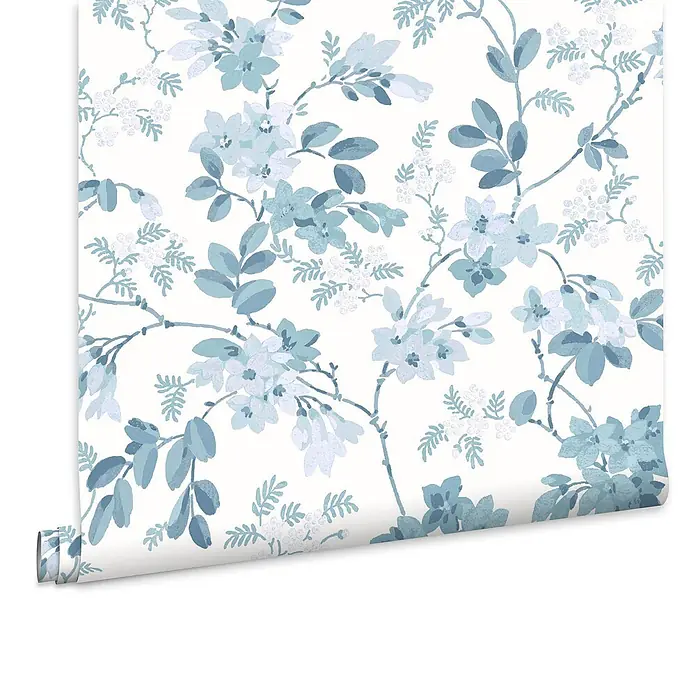 Laura Ashley Vliestapete Yewland Blumen - Blau, Ornament, 1.000 x 52 cm - Tapetenrolle mit hellblauem und weißem Blumenmuster aus Ästen, Blüten und Blättern.