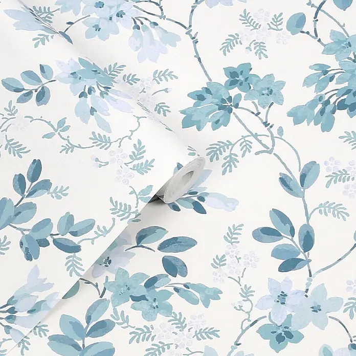Laura Ashley Vliestapete Yewland Blumen - Blau, Ornament, 1.000 x 52 cm - Bläulich gemusterte Tapetenrolle, teilweise abgerollt.