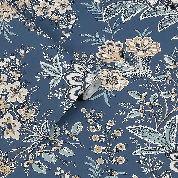 Laura Ashley Vliestapete Vliestapete antikes Textil - Blau, Floral - Eine teilweise abgerollte Tapetenrolle mit blauem Blumenmuster in Beige, Weiß und Hellblau.