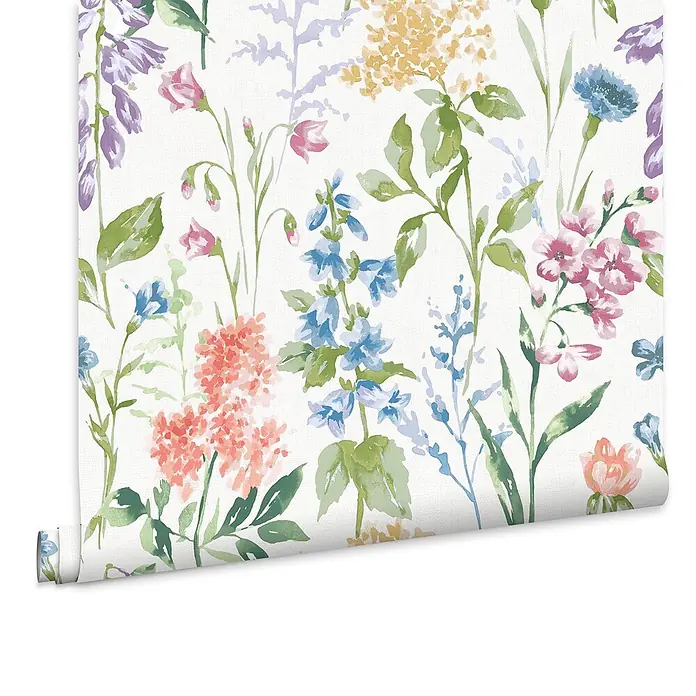 Laura Ashley Vliestapete Vliestapete Elston Garten Wildblume - Mehrfarbig, Floral, 10 x 0,52 m - Aquarell-Blumentapetenrolle mit bunten Blüten und grünen Blättern auf cremefarbenem strukturiertem Hintergrund, teilweise ausgerollt.