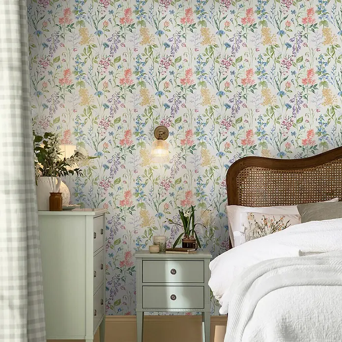 Laura Ashley Vliestapete Vliestapete Elston Garten Wildblume - Mehrfarbig, Floral, 10 x 0,52 m - Aquarell-Blumentapete in einem Schlafzimmer, mit rosa, blauen, lila, gelben und grünen Blumen, die einen gemütlichen Raum schafft.