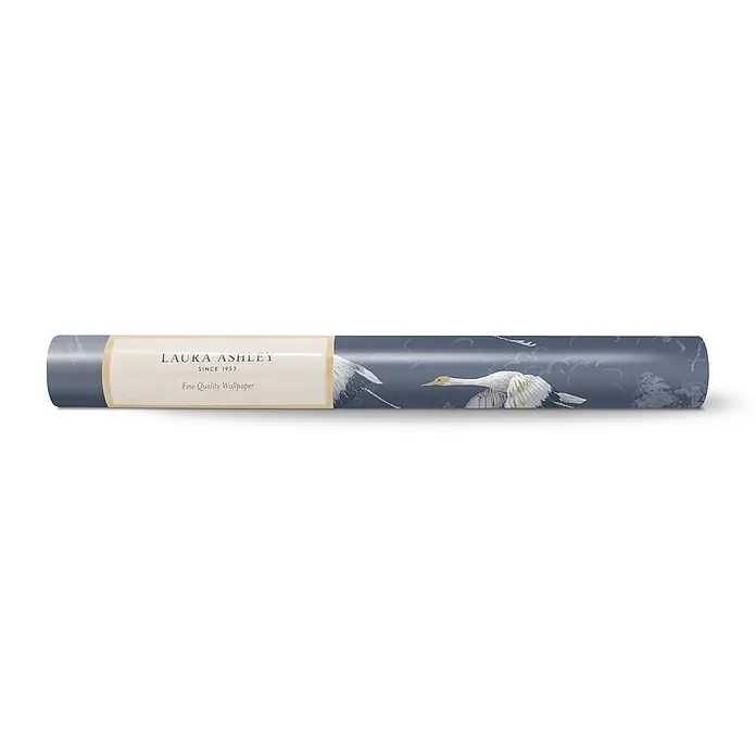 Laura Ashley Vliestapete Animalia - Dunkelblau, Tieroptik, 1.000 x 52 cm - Laura Ashley Tapetenrolle, dunkelblau mit weißem und goldenem Vogelmuster.