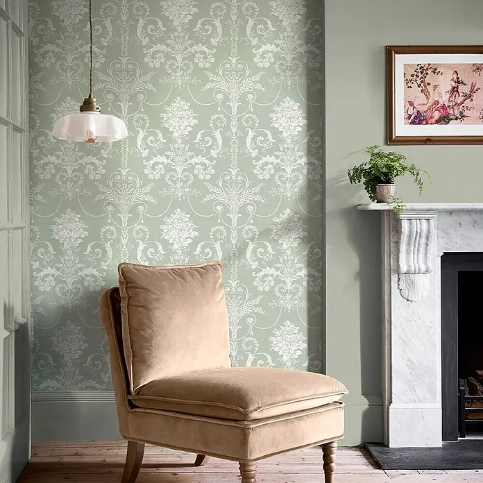 Laura Ashley Vliestapete Josette Damast - Grün, Ornament, 1.000 x 52 cm - Tapete mit aufwendigen weißen Damastmustern, die ein klassisches Interieur mit einem Samtsessel ergänzt.