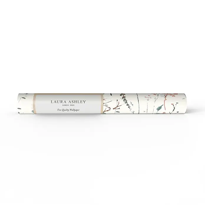 Laura Ashley Vliestapete Aquarell Blumen - Rosa, Floral, 1.000 x 52 cm - Eine Rolle Laura Ashley Tapete mit zartem Blumenmuster auf cremefarbenem Hintergrund und Markenetikett.