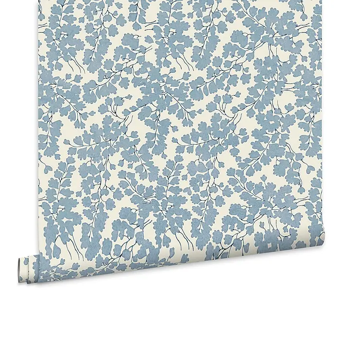 Laura Ashley Vliestapete Vliestapete Cariad - Blau, Floral, 10 x 0,52 m - Teilweise abgerollte Tapete mit hellblauem Blattmuster auf cremefarbenem Hintergrund.