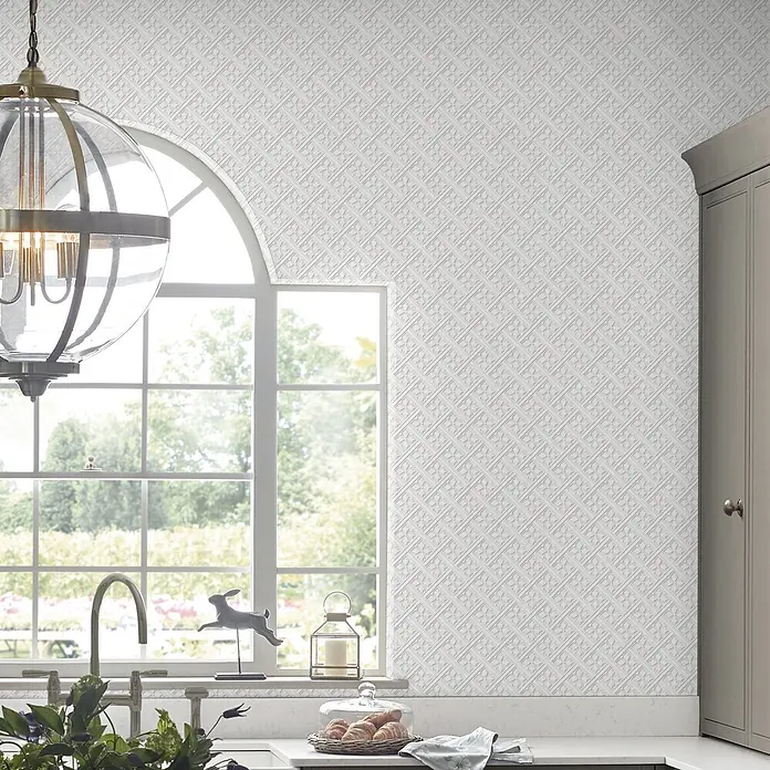 Laura Ashley Vliestapete Vliestapete Mr Jones - Weiß, Ornament, 1.000 x 52 cm - Weiß strukturierte Tapete mit diagonalem Gittermuster und Blumenmotiven an einer Küchenwand.