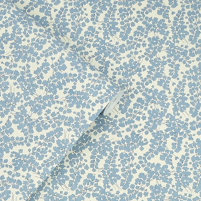 Laura Ashley Vliestapete Vliestapete Cariad - Blau, Floral, 10 x 0,52 m - Hellblaue Tapetenrolle mit Blättermuster.
