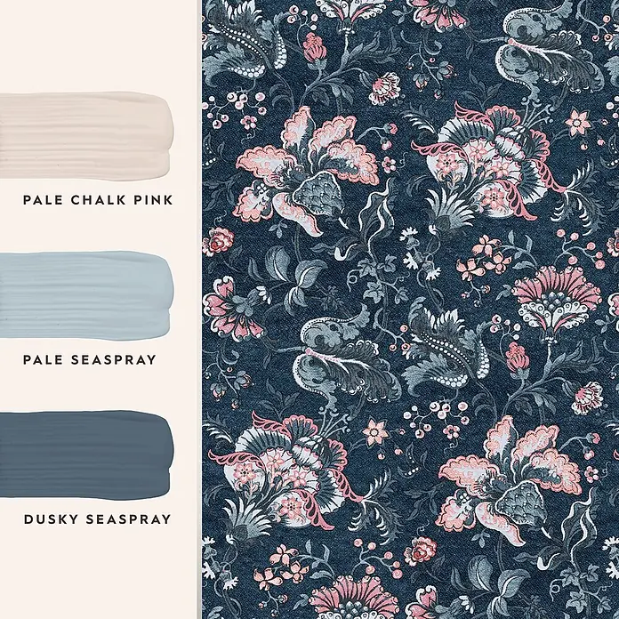 Laura Ashley Vliestapete Vliestapete Portia - Blau, Floral, 10 x 0,52 m - Gemustertes Blumengewebe in Dunkelblau, Rosa und Blautönen, gezeigt mit drei passenden Farbmusterkarten.