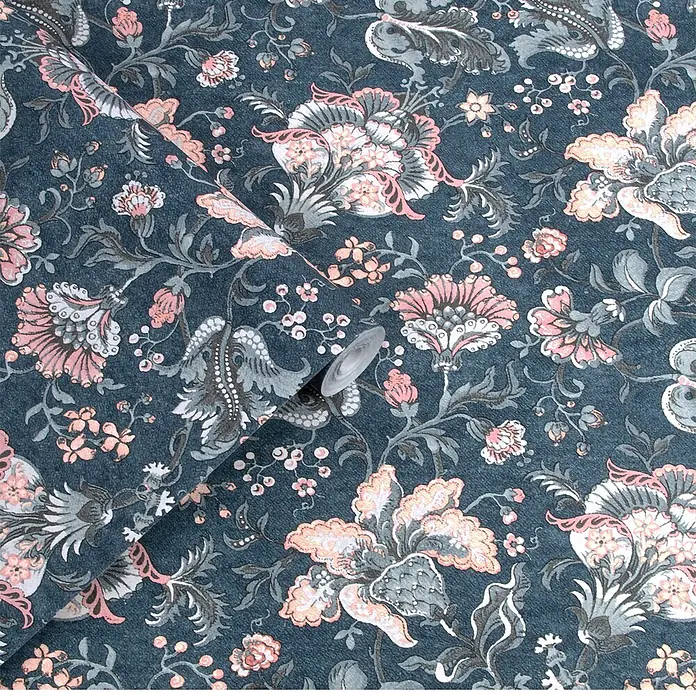 Laura Ashley Vliestapete Vliestapete Portia - Blau, Floral, 10 x 0,52 m - Gerollte Tapete mit dunkelblauem Hintergrund und einem verzierten Blumenmuster in Rosa, Pfirsich, Weiß und Grau.