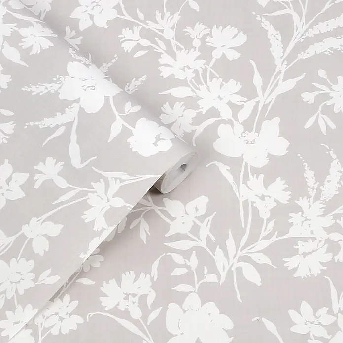 Laura Ashley Vliestapete Blumen Monoprint - Grau, Floral, 1.000 x 52 cm - Gerollte hellgraue Tapete mit weißem Blumenmuster, teilweise abgerollt zur Ansicht des Designs.