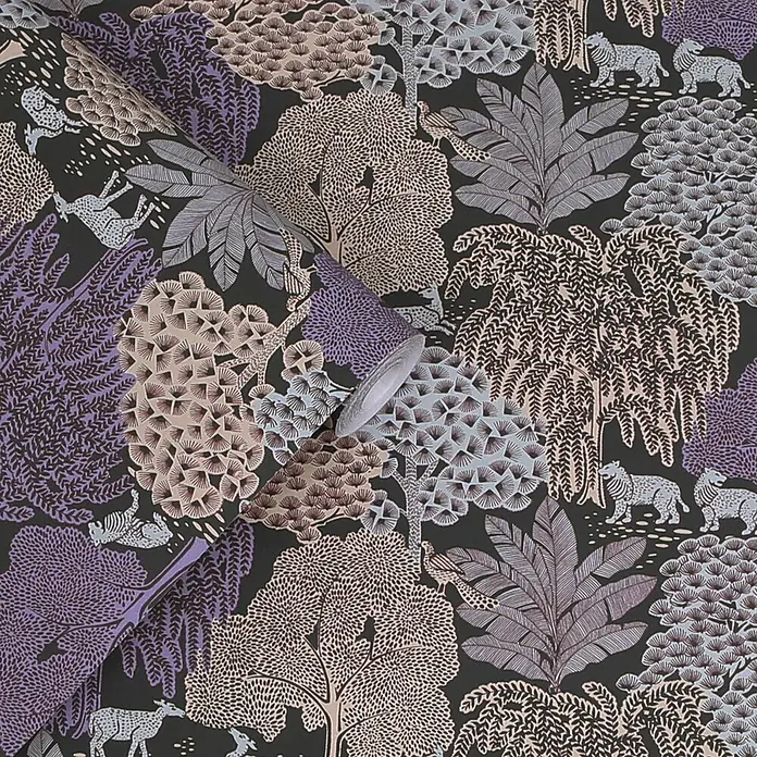 Laura Ashley Vliestapete Vliestapete Garwood Grove - Lila, Floral, 10 x 0,52 m - Tapetenrolle mit dunklem Hintergrund und einem lebhaften Muster aus Bäumen, Blättern, Hirschen und Leoparden in Lila, Beige und Hellblau.