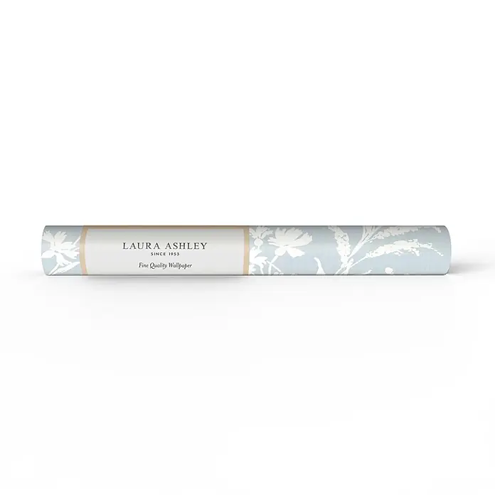 Laura Ashley Vliestapete Blumen Monoprint - Blau, Floral, 1.000 x 52 cm - Laura Ashley hellblaue Tapetenrolle mit weißem Blumenmuster und Markenetikett.