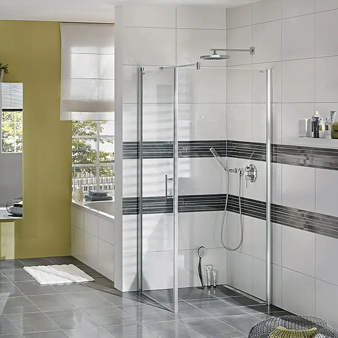Camargue Air Drehtür C21 - 72,5 x 200 cm, Verchromt, Glasstärke: 8 mm, Chrom - Badezimmer mit einer begehbaren Dusche mit klaren Glaswänden und silbernen Beschlägen vor weißen und grauen Fliesen.