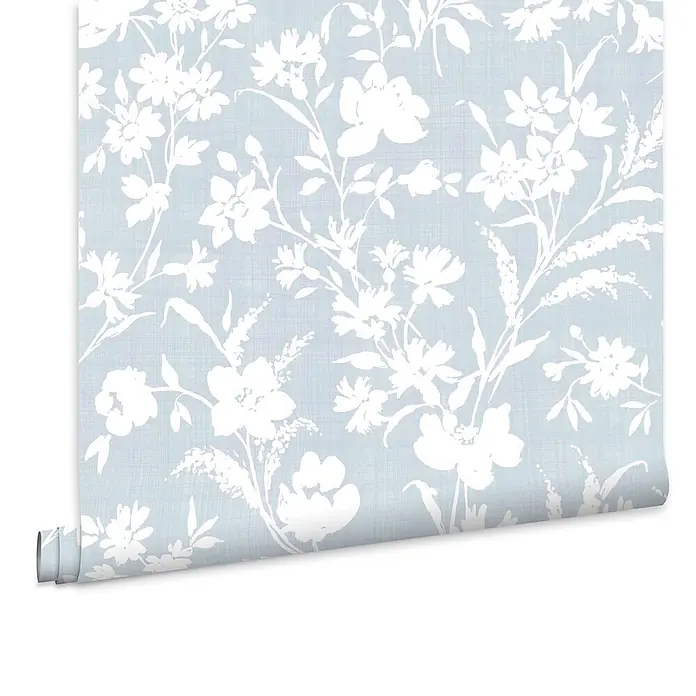 Laura Ashley Vliestapete Blumen Monoprint - Blau, Floral, 1.000 x 52 cm - Hellblaue Tapetenrolle mit weißem Blumenmuster und feiner Leinenstruktur.