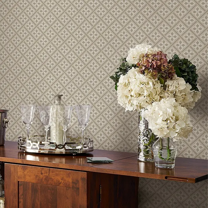 Laura Ashley Vliestapete Vliestapete Mr Jones Retro - Hellgrau, Floral - Geometrisch gemusterte Tapete in neutralen Beigetönen an einer Wand hinter einer Bar.