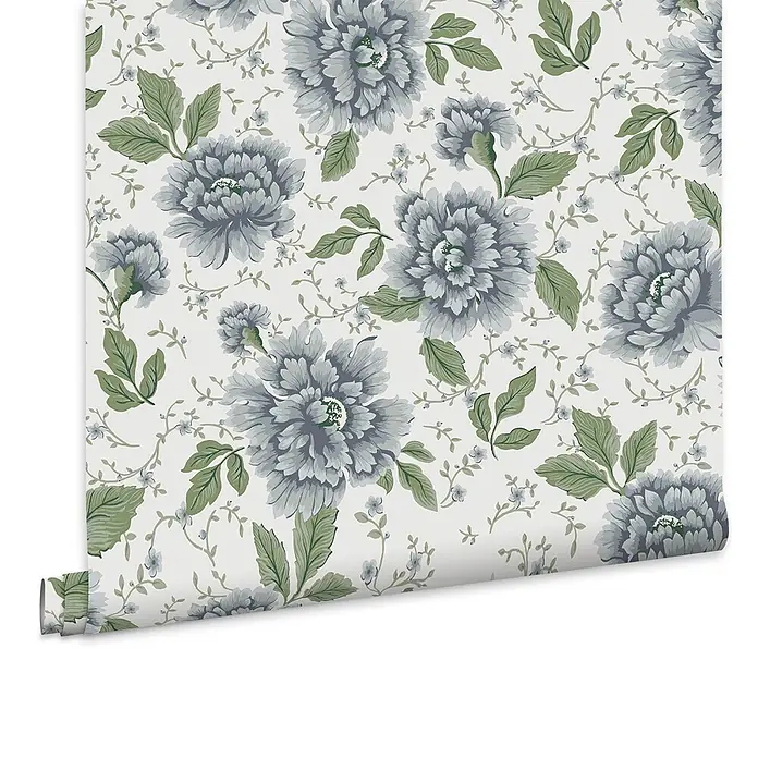 Laura Ashley Vliestapete Pickworth - Hellblau, Floral, 1.000 x 52 cm - Tapetenrolle mit großem grau-blauem Blumenmuster und grünen Blättern.