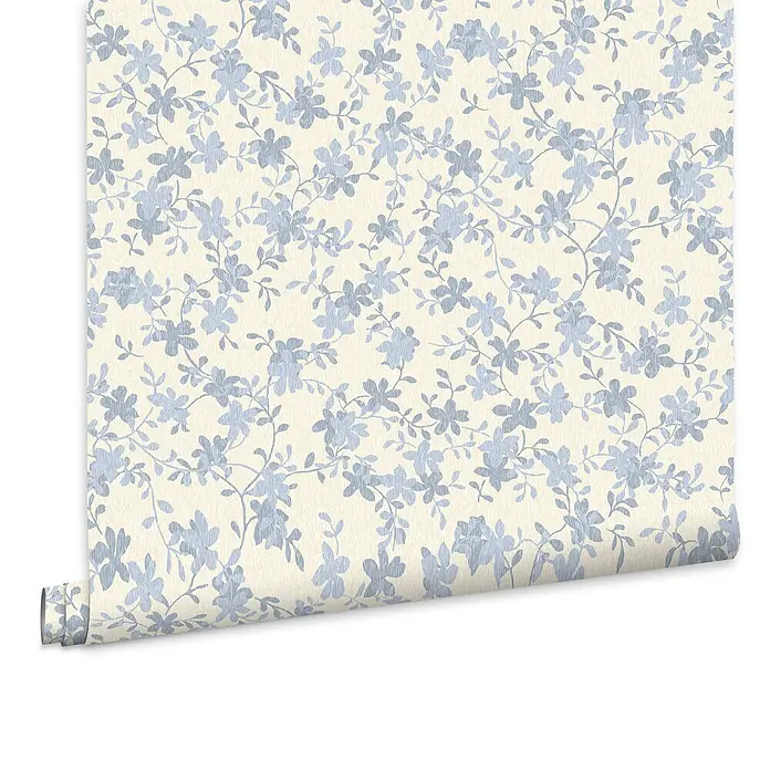 Laura Ashley Vliestapete Misterton Trail - Hellblau, Floral, 1.000 x 52 cm - Strukturierte Tapetenrolle mit hellblauem Blumenmuster auf cremefarbenem Hintergrund, teilweise abgerollt.