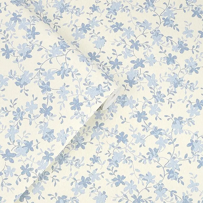 Laura Ashley Vliestapete Misterton Trail - Hellblau, Floral, 1.000 x 52 cm - Teilweise abgerollte cremefarbene Tapete mit zartem blauem Blumenmuster.