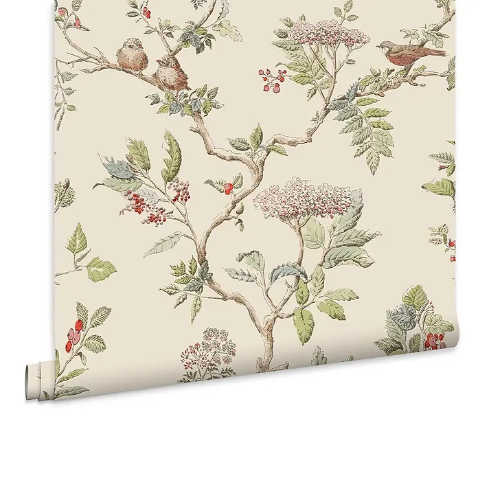 Laura Ashley Vliestapete Vliestapete Elderwood - Mehrfarbig, Floral - Rolle hellbeiger Tapete mit einem Muster aus Vögeln auf Ästen, rosa Blüten und roten Beeren.