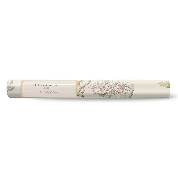 Laura Ashley Vliestapete Vliestapete Elderwood - Mehrfarbig, Floral - Laura Ashley Tapetenrolle mit Blumenmuster aus rosa Blüten und grünen Blättern auf cremefarbenem Hintergrund.