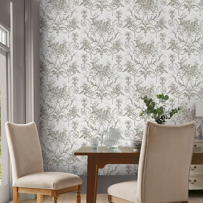 Laura Ashley Vliestapete Tuileries Französisch - Grau, Floral, 1.000 x 52 cm - Grau-weiß gemusterte Blumentapete an einer Esszimmerwand.