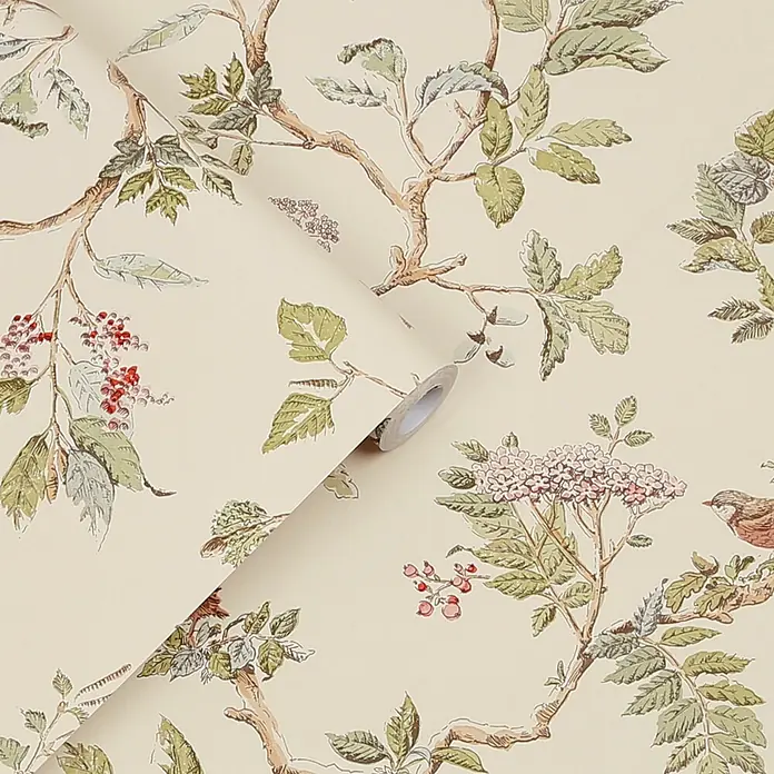 Laura Ashley Vliestapete Vliestapete Elderwood - Mehrfarbig, Floral - Blumenmuster Tapetenrolle mit Ästen, grünen Blättern, roten Beeren und Vogel auf cremefarbenem Grund, teilweise abgerollt.