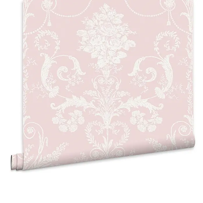 Laura Ashley Vliestapete Vliestapete Josette Damast - Amethyst/Rosa, Ornament - Rosa Tapetenrolle mit aufwendigem weißem Blumen-Damaszkmuster, teilweise abgerollt.