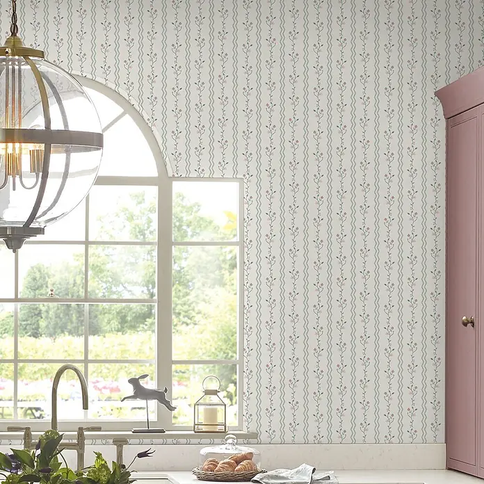 Laura Ashley Vliestapete Blencow Streifen - Hellblau, Floral, 1.000 x 52 cm - Tapete mit vertikalen Streifen, rosa Blumenranken und grünen Chevron-Mustern an einer Küchenwand.