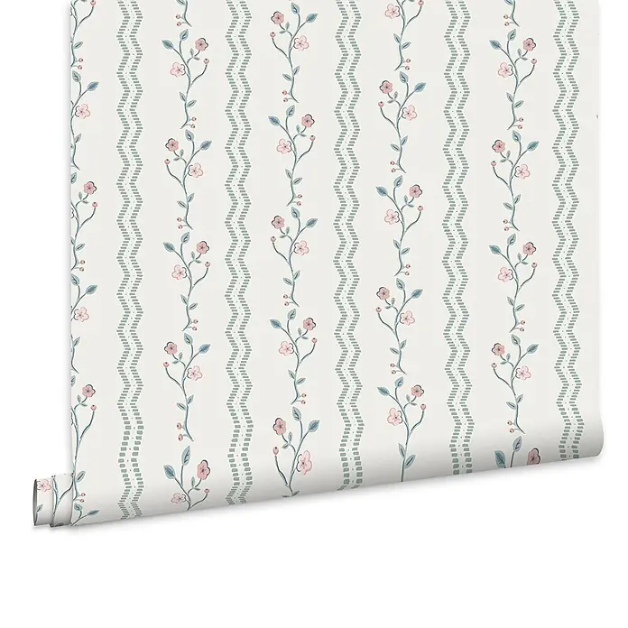 Laura Ashley Vliestapete Blencow Streifen - Hellblau, Floral, 1.000 x 52 cm - Tapetenrolle mit Muster aus rosa Blumenranken und vertikalen welligen gestrichelten Linien auf cremefarbenem Hintergrund.