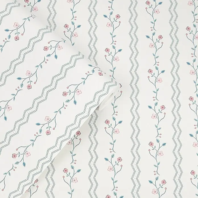 Laura Ashley Vliestapete Blencow Streifen - Hellblau, Floral, 1.000 x 52 cm - Weiße Tapete mit vertikalen Streifen, abwechselnd gewellten, türkisen Strichlinien und zarten Blumenranken mit rosa Blüten.