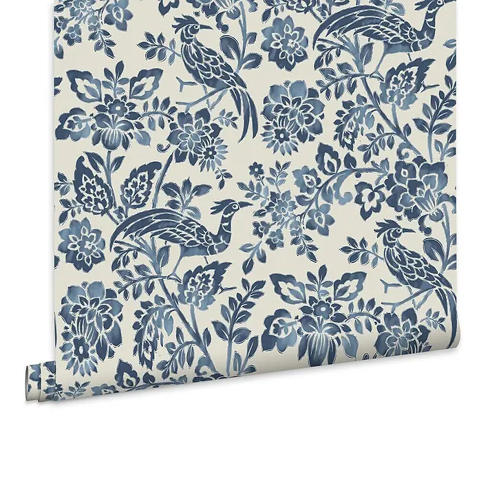 Laura Ashley Vliestapete Vliestapete Adain Palace Blumen - Blau, Floral, 10 x 0,52 m - Blaue Tapetenrolle mit Blumen- und Vogelmuster, teilweise abgerollt.